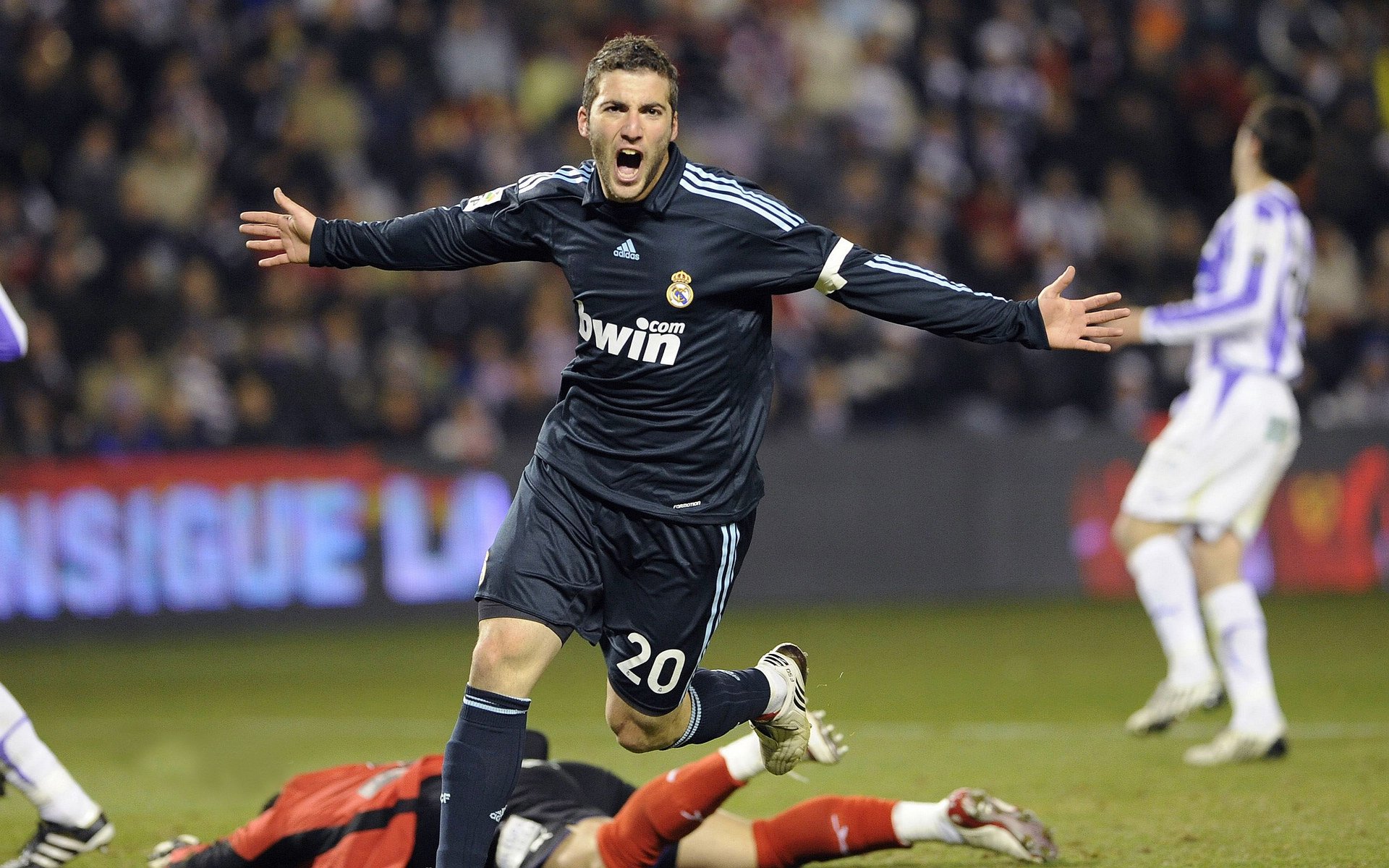 爱游戏手机版-“法甲豪强不断发力，争夺激烈度极高”，法甲为何没有豪门俱乐部