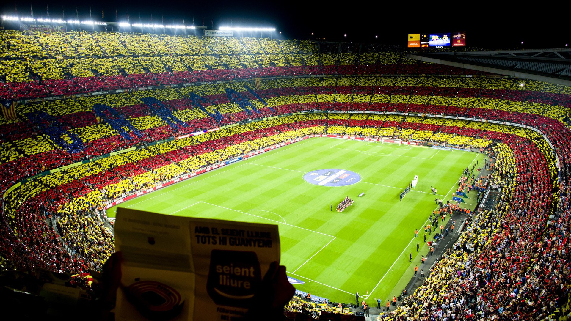 纷争激烈的比赛中球员们展现实力，令人赞叹不已，纷争怎么写